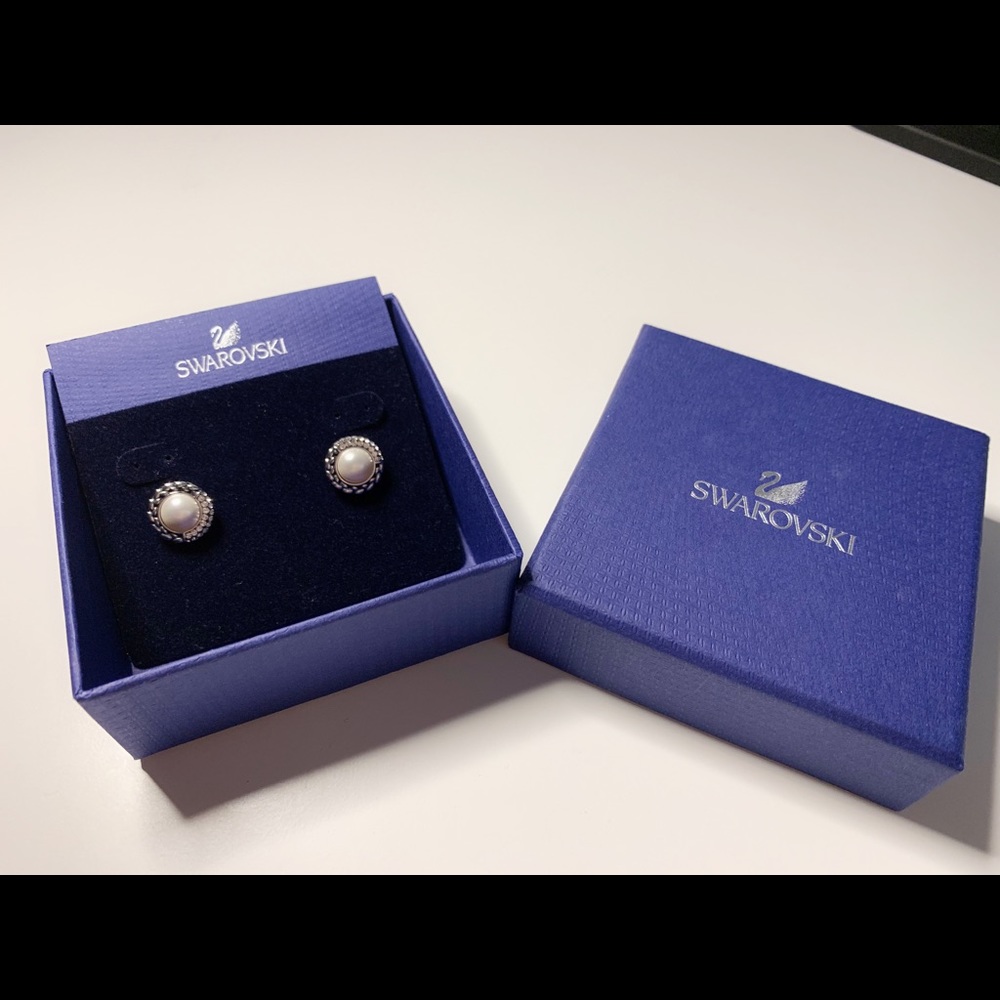 NWT! Swarovski earring 1181650